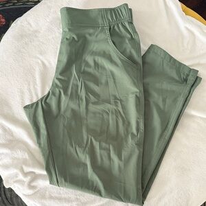 Eddie Bauer Women's Olive Cropped Pants